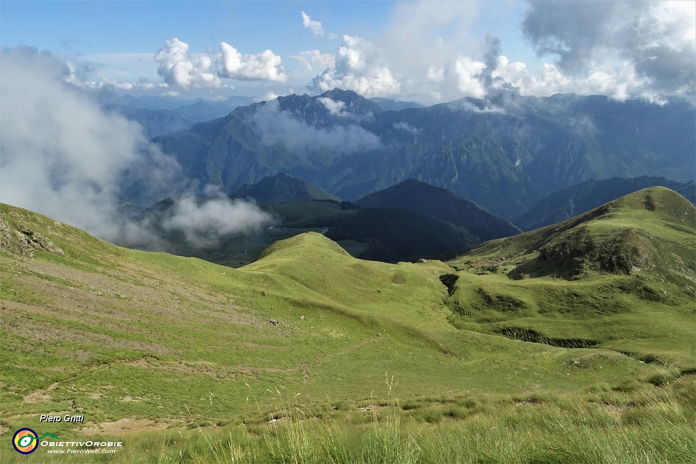 79 Vista sul sottostante  Monte Avaro ed oltre.JPG